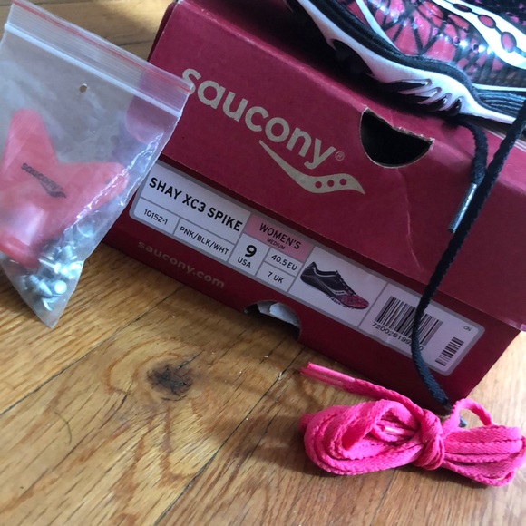 Saucony Women’s track spikes - Picture 2 of 6